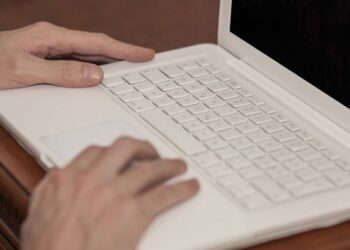 Se hizo pasar por cliente para hurtar una computadora en un local de informática