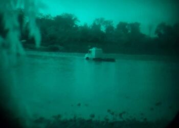 Gendarmes advierten el traslado de un camión por el río Bermejo