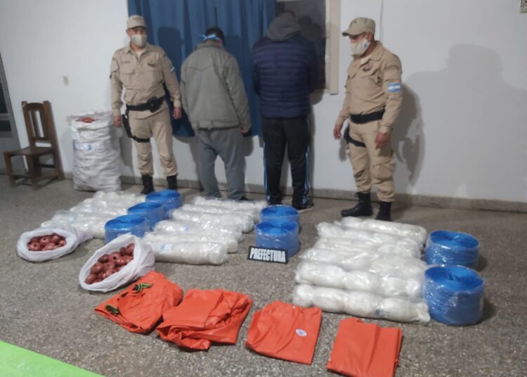 Villa Paranacito: Detuvieron a 2 hombres cuando intentaban cruzar mercadería ilegal desde Uruguay