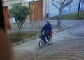 [Video] Robó una bicicleta metiéndose dentro de la propiedad