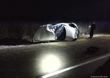 Montes de Oca: Conductor perdió el control y fue despedido del vehículo tras volcar