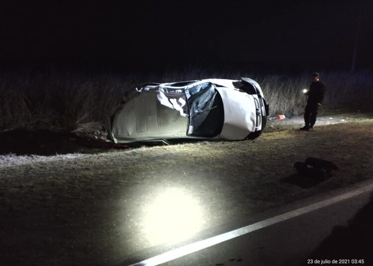 Montes de Oca: Conductor perdió el control y fue despedido del vehículo tras volcar