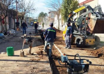 Aguas Santafesinas realiza obra de renovación de la red colectora que se realiza por calle Urquiza al 500