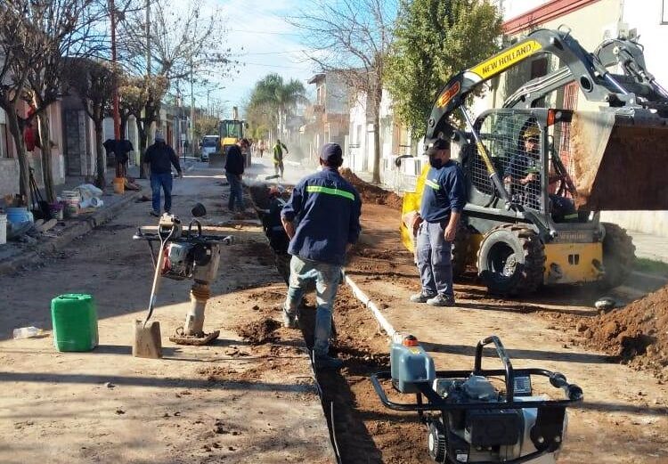 Aguas Santafesinas realiza obra de renovación de la red colectora que se realiza por calle Urquiza al 500