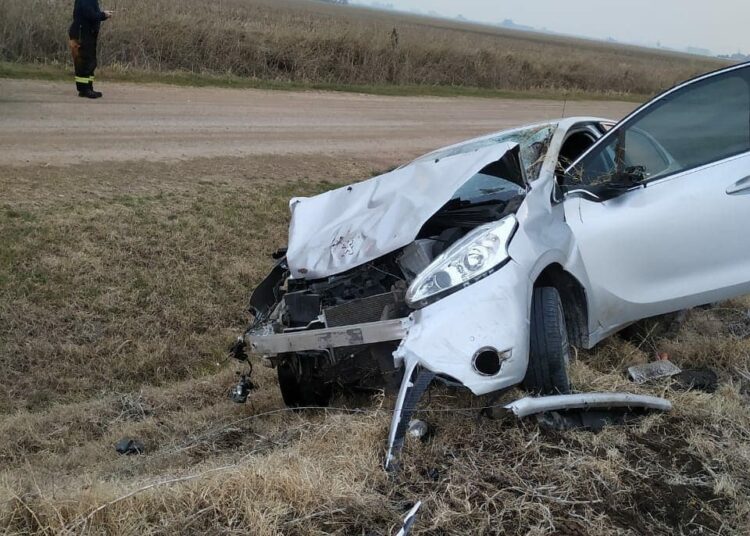 Las Rosas: conductor despistó y terminó chocando contra un alambrado