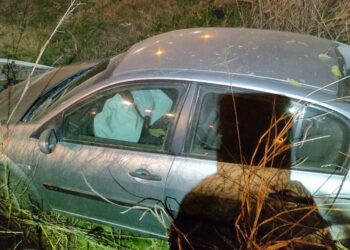 Las Rosas: Perdió el control del vehículo, despistó y chocó contra una columna de alumbrado público