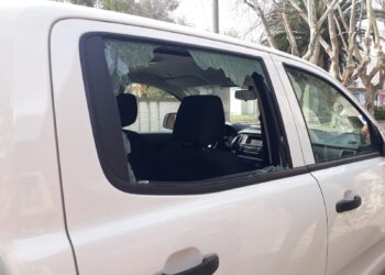 Rompieron el cristal de una camioneta para robar un portafolios que estaba ensu interior