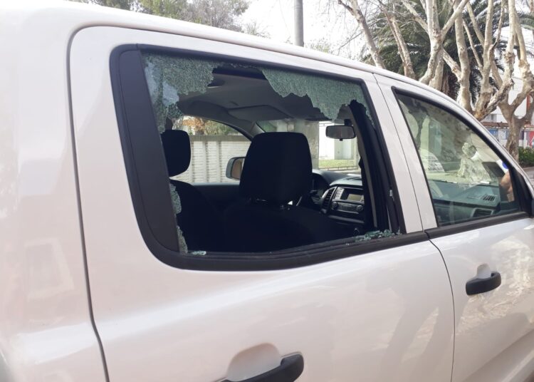 Rompieron el cristal de una camioneta para robar un portafolios que estaba ensu interior