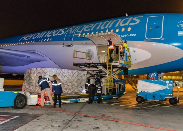 Llegaron al país 400.000 dosis de AstraZeneca donadas por España