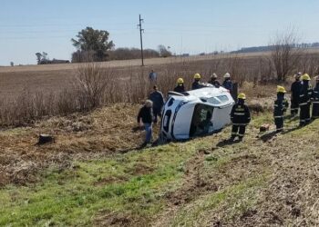 Las Rosas: el conductor de un automóvil despistó y volcó sobre ruta Nº178