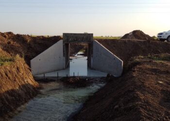 Totoras: Se finalizó la obra del puente sobre el canal Lassaga y se reanudó su canalización