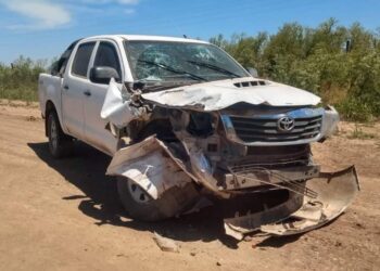 Las Rosas: Dos personas lesionadas tras chocar un camión y una camioneta