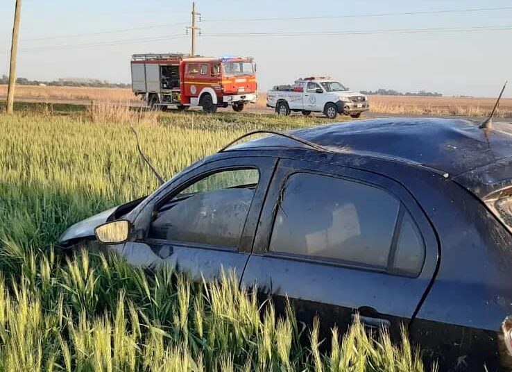 Montes de Oca: Un automóvil despistó, volcó y terminó en un sembrado de trigo