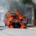 Videos del momento del incendio de un automóvil en plena vía pública de nuestra ciudad