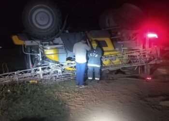 Las Rosas: volcó una máquina fumigadora en la zona rural