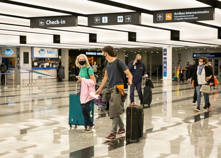 Vuelos internacionales: desde el lunes se libera el arribo de turistas del extranjero que estén vacunados