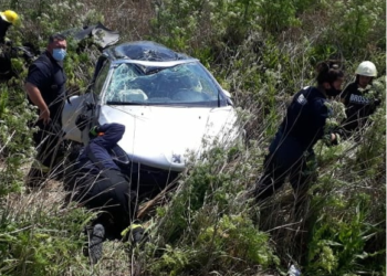 Las Rosas: perdió el control del auto, despistó y volcó