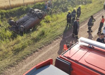 Las Rosas: Ocupantes de un automóvil terminaron lesionados tras despistar y volcar en un camino rural