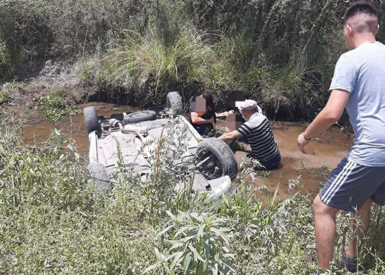 Garabato: Policías rescatan a una mujer y a su hija atrapadas dentro del vehículo en un zanjón
