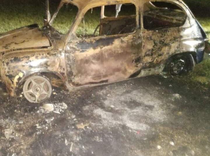 Las Rosas: se incendió un Fiat 600 sobre la ruta