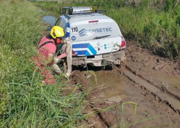 Montes de Oca: Conductor pierde el control de su vehículo y termina dentro de una zanja