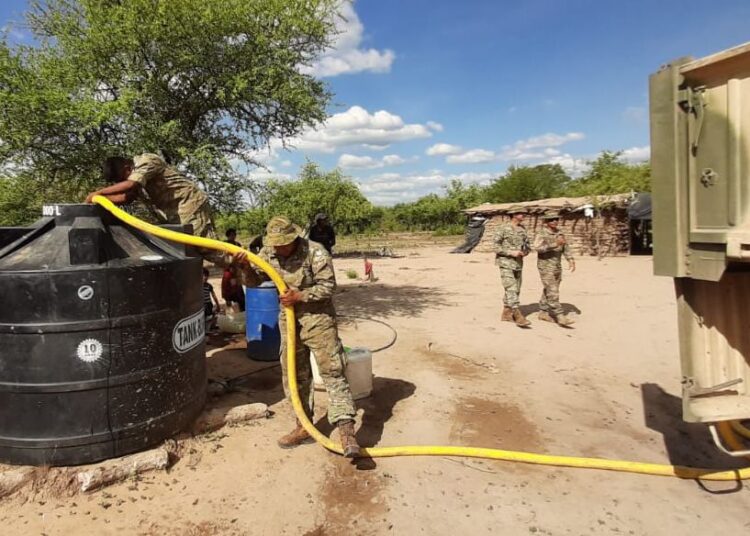 Soldados de Ingenieros de la Vta Brigada de Montaña proveen de agua potable a comunidades wichis del Chacho Salteño