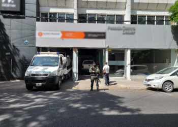 Rosario: Gendarmes allanan dos concesionarias por presunto lavado de activos