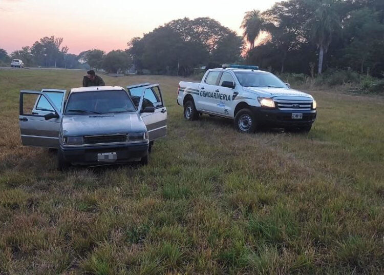 Abandonó su vehículo con más de 74 kilos de marihuana en su interior