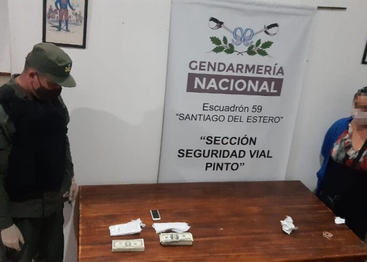 Circulaban con 25 mil dólares ilegales en sobres de papel