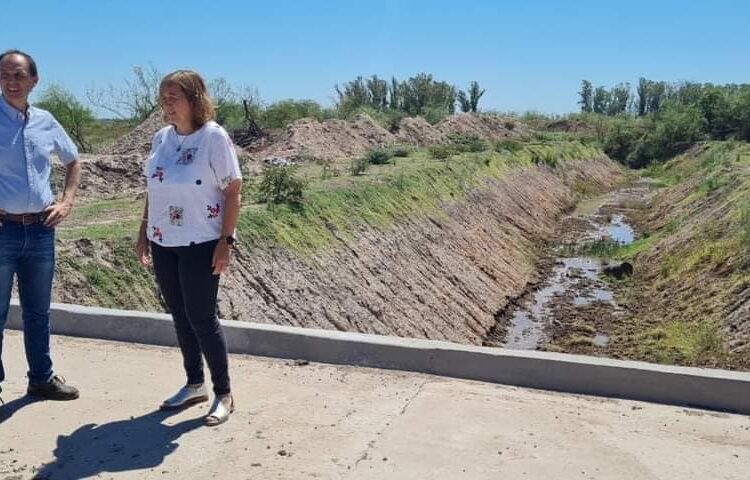 Rasetto y Lanatti recorrieron el nuevo puente sobre el canal Larguía.