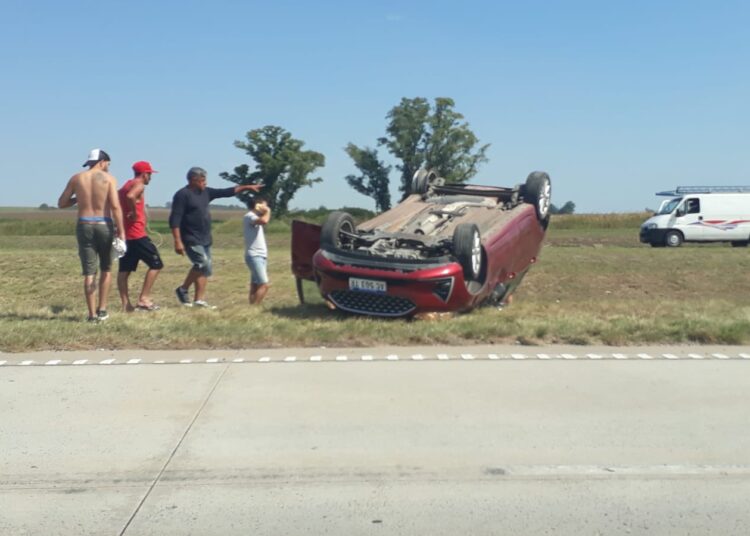 Un automóvil volcó en solitario quedando una mujer atrapada