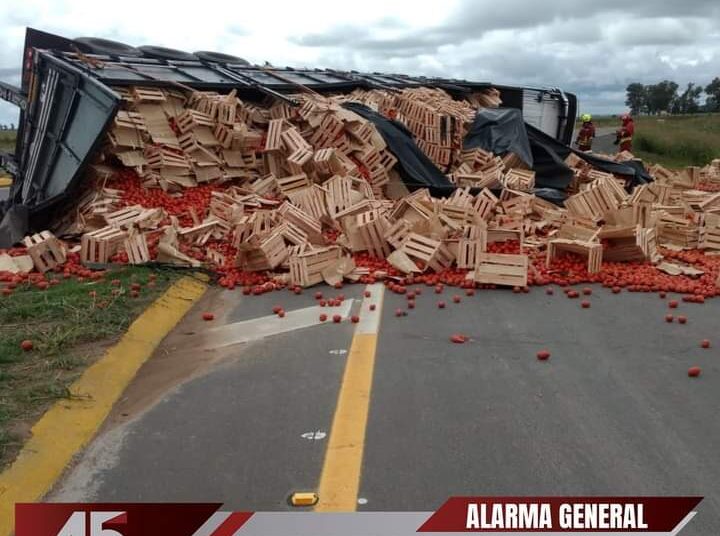 Neotinger (Córdoba): Volcó camión que trasportaba tomates en la rotonda de ruta provincial 2 y E-59