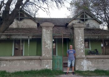 Vive solo con sus 3 hijos en la casona de Aguas Santafesinas y ahora podría ser desalojado