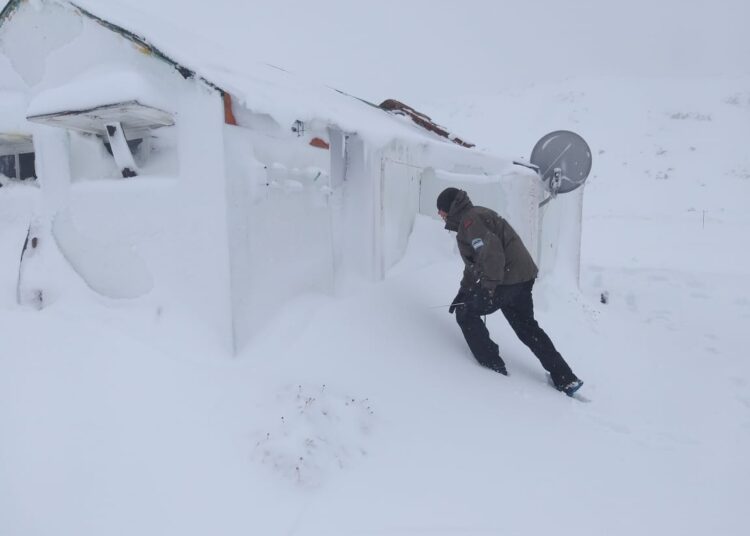 Gendarmes rescatan y asisten a ciudadanos varados por fuerte temporal de vientos y nieve en Neuquén
