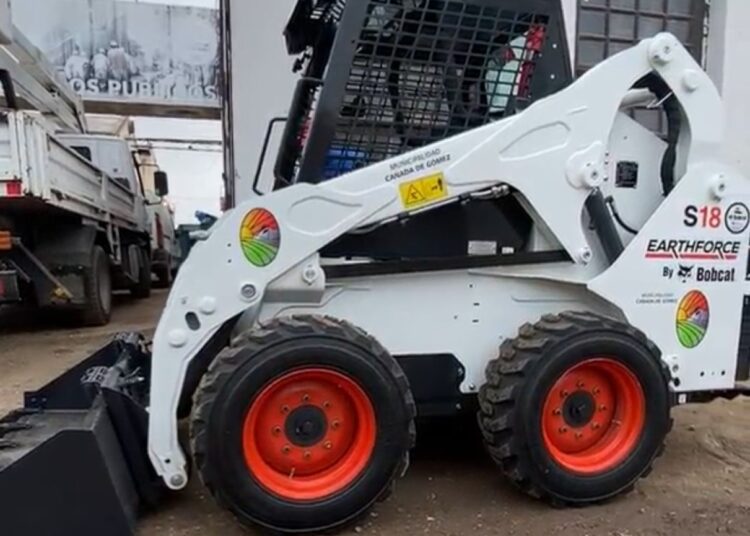 La municipalidad de Cañada de Gómez compró y presentó un mini cargador frontal