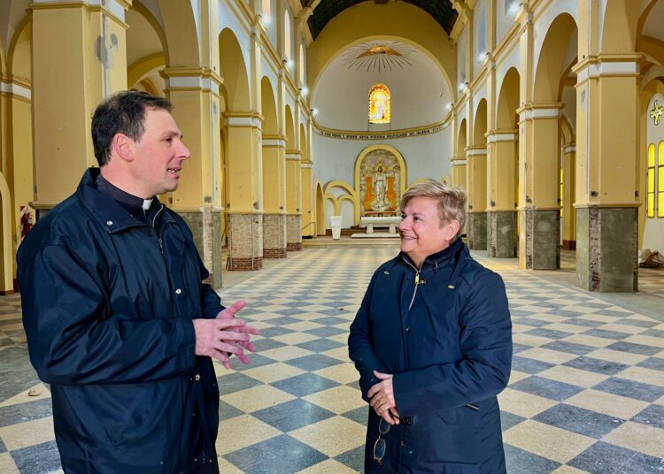 Clerici también recorrió los trabajos de restauración de la Parroquia San Pedro de Cañada de Gómez