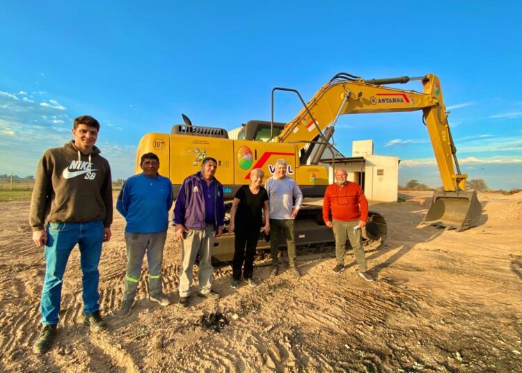 La municipalidad de Cañada de Gómez presentó una excavadora para la Planta de Residuos