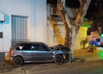 Cañada de Gómez: Un automóvil en el que viajaban tres hombres oriundos de Armstrong impactó contra un árbol