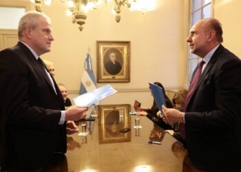 Perczyk y Perotti firmaron acuerdo para que escuelas primarias de Santa Fe sumen una hora más de clase por día