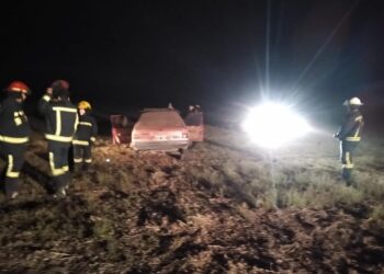 Automóvil se accidentó en camino rural hacia Colonia Médici