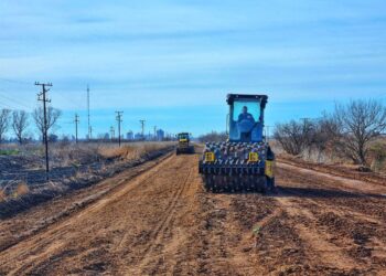 Continúan trabajos en caminos rurales