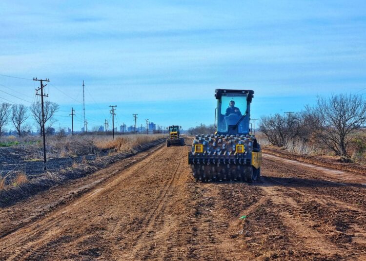 Continúan trabajos en caminos rurales