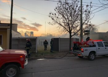 (Video) Incendio de pastizales en medio de la ciudad