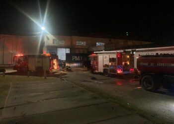 (Video) Incendio de una máquina en la Papelera Mediterránea