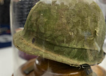Un Veterano de Guerra británico restituyó un casco que perteneció a un Conscripto del BIM5