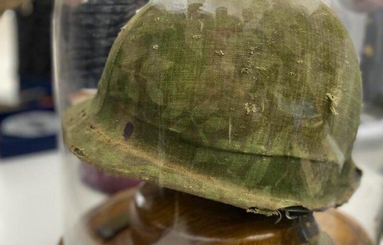 Un Veterano de Guerra británico restituyó un casco que perteneció a un Conscripto del BIM5