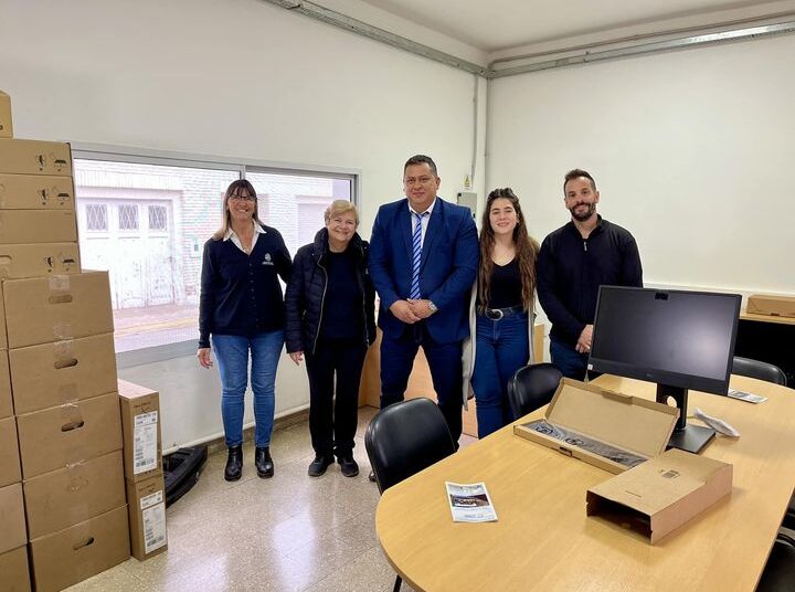 El municipio recibió equipamiento para aulas de capacitación