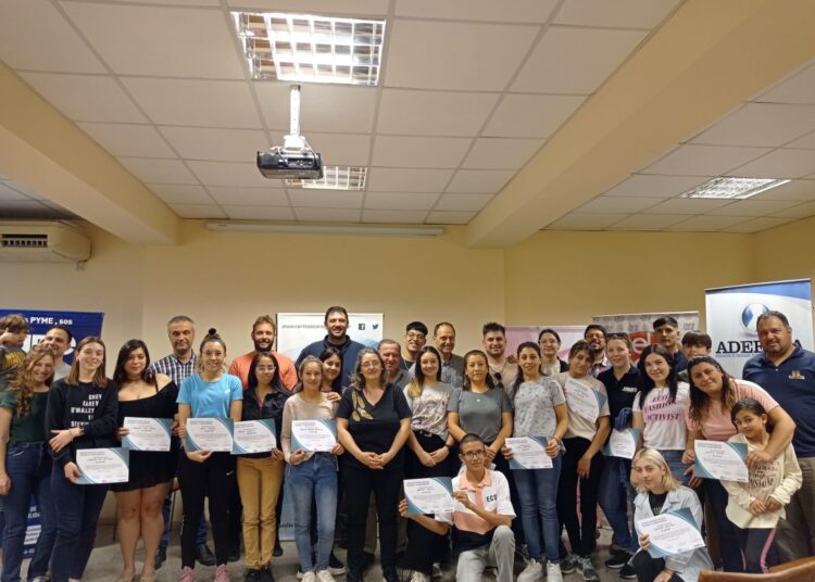 Rasetto junto al Centro Económico entregaron certificados de capacitación para mozos y camareros