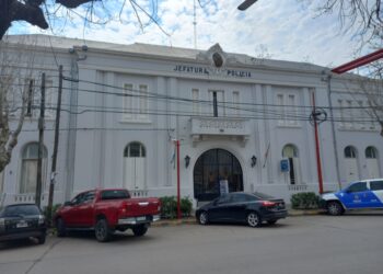 Hurtaron desde el interior de un automóvil un maletín y dinero