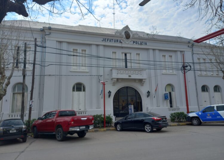 Hurtaron desde el interior de un automóvil un maletín y dinero